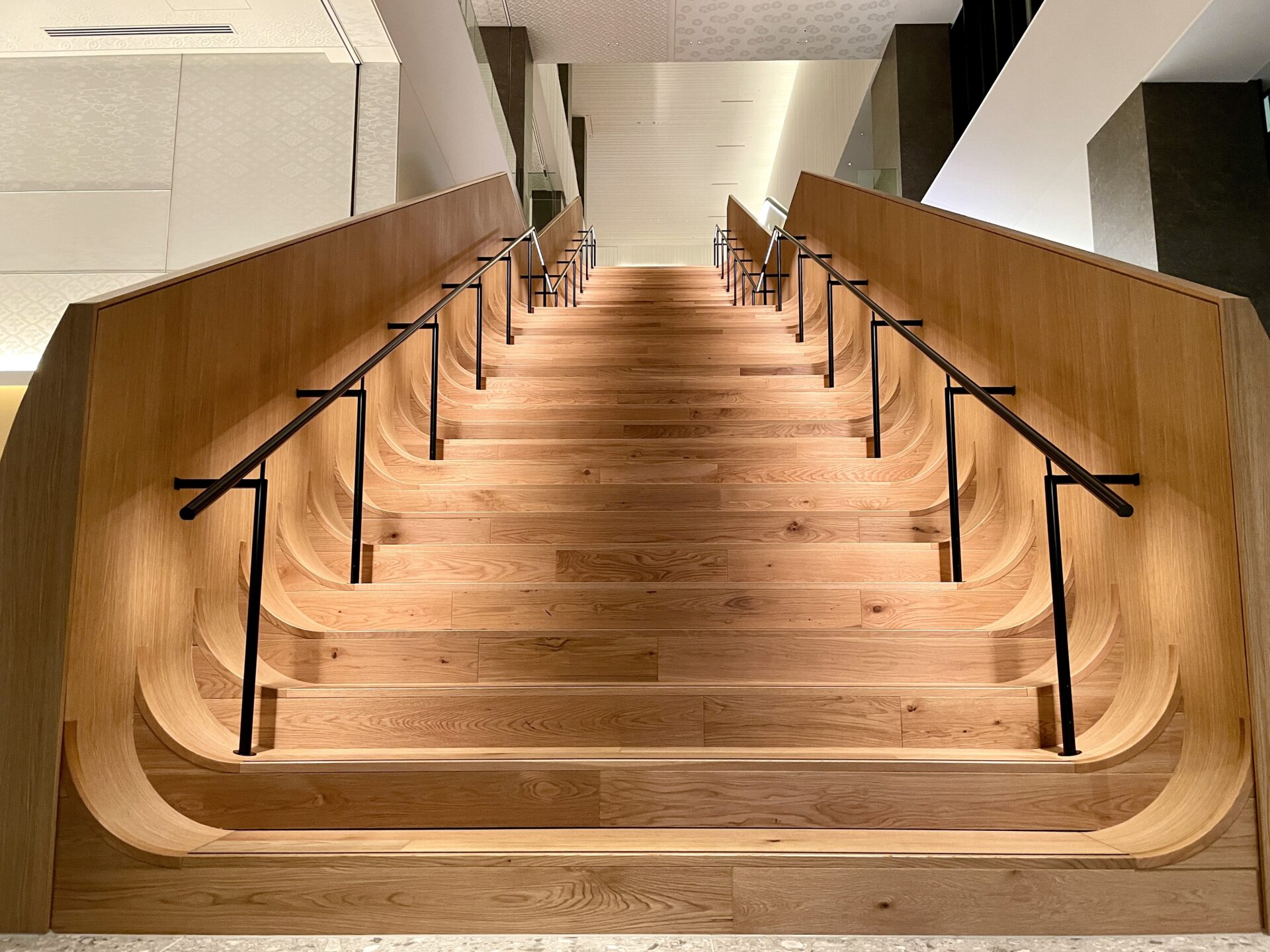 ヒルトン長崎 夜の木製階段
