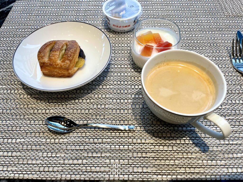 ヒルトン長崎 ディバート 朝食 コーヒーとチョコバナナデニッシュ