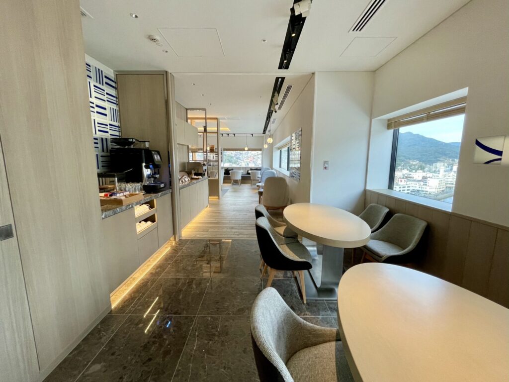 ヒルトン長崎 エグゼクティブラウンジ ブッフェ台からラウンジの様子