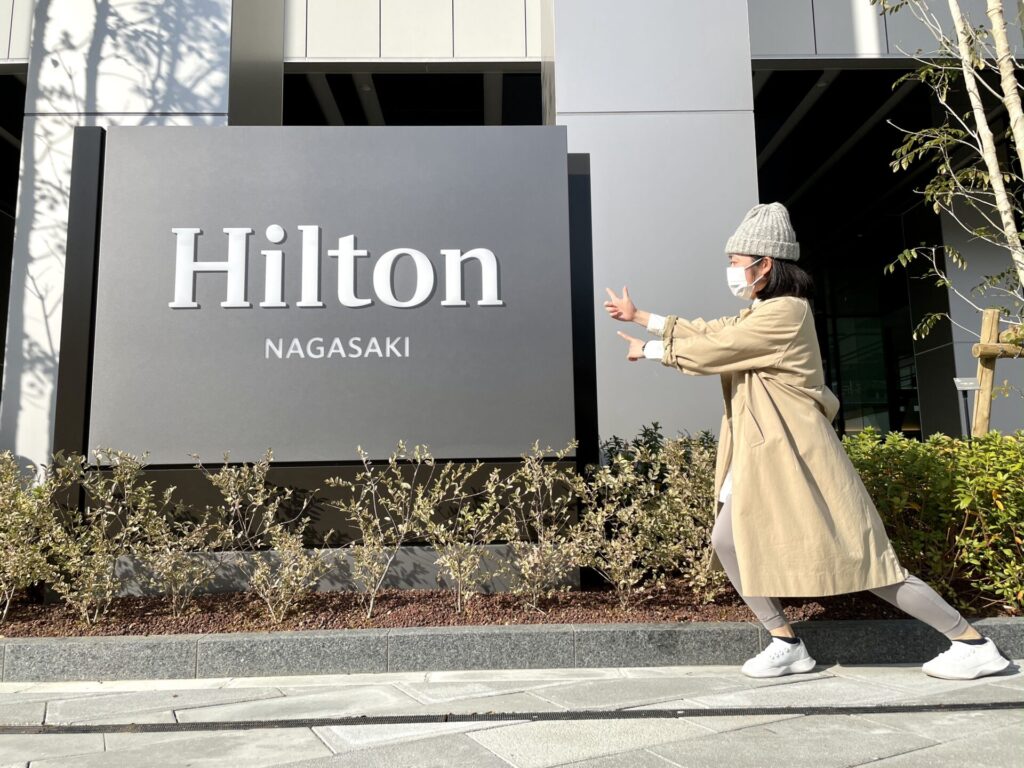 ヒルトン長崎 看板前で記念撮影