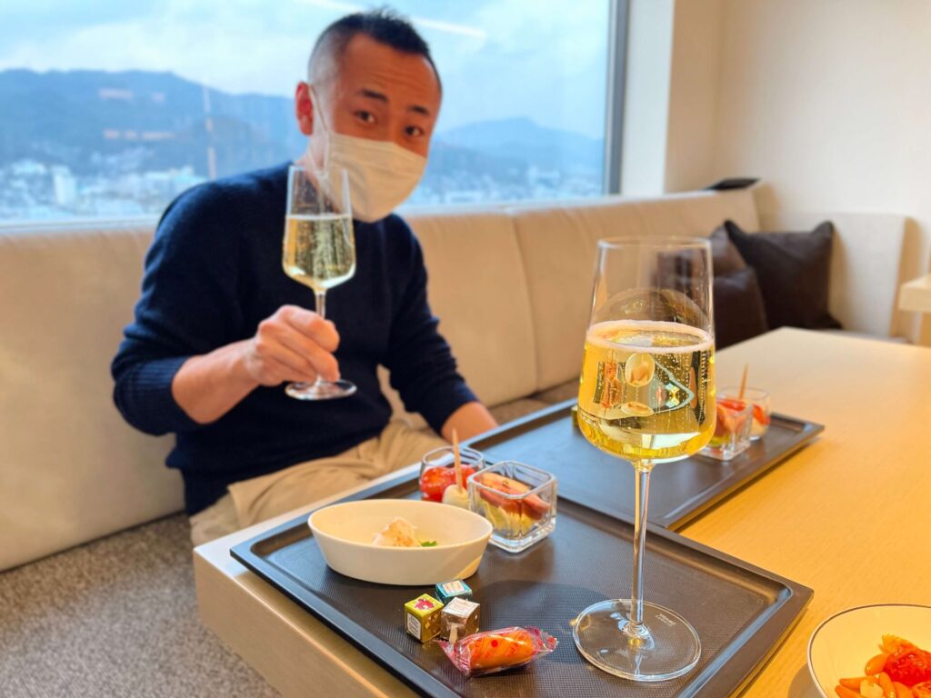 「ヒルトン長崎」カクテルタイムで乾杯