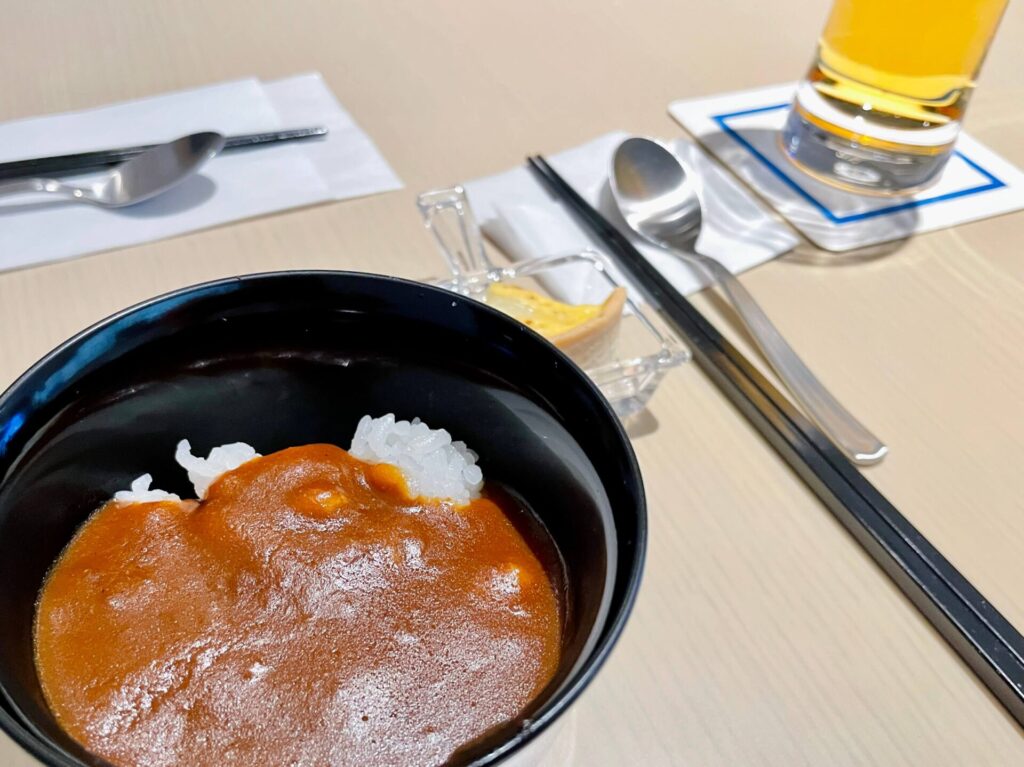 「ヒルトン長崎」カクテルタイムのヒルトンカレー