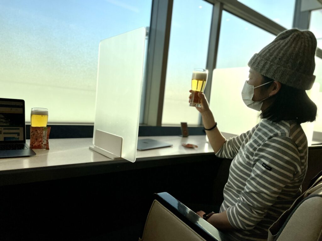 ANA ラウンジ 朝からビールで乾杯