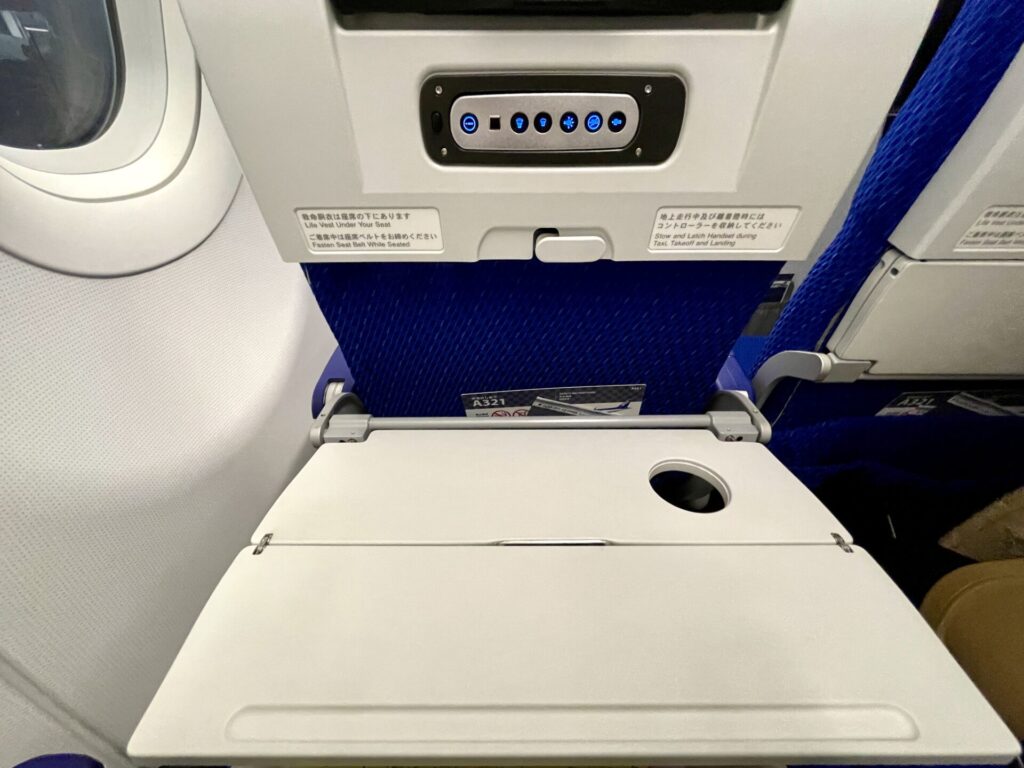 ANA 国内線エコノミー テーブル