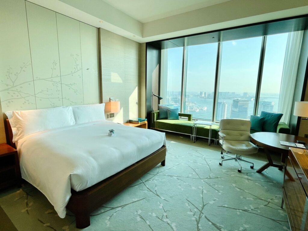 「コンラッド東京」エグゼクティブルーム ベイビュー 客室内の様子
