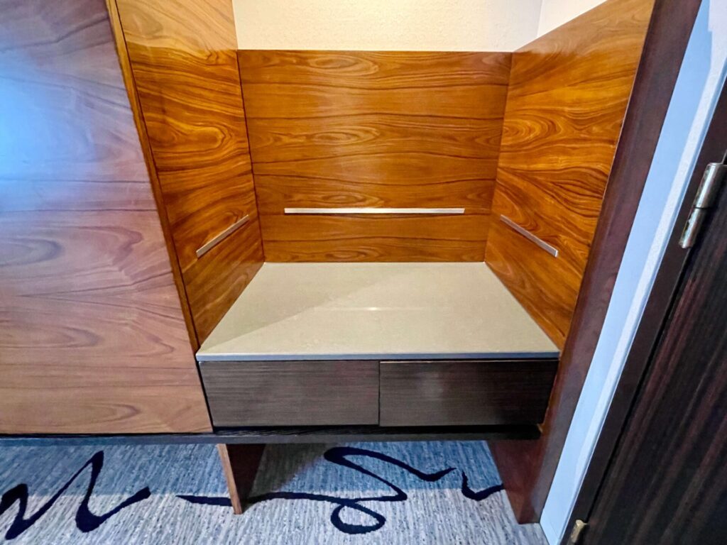 「ヒルトン東京」ジュニアスイート 客室入口の荷物置き場