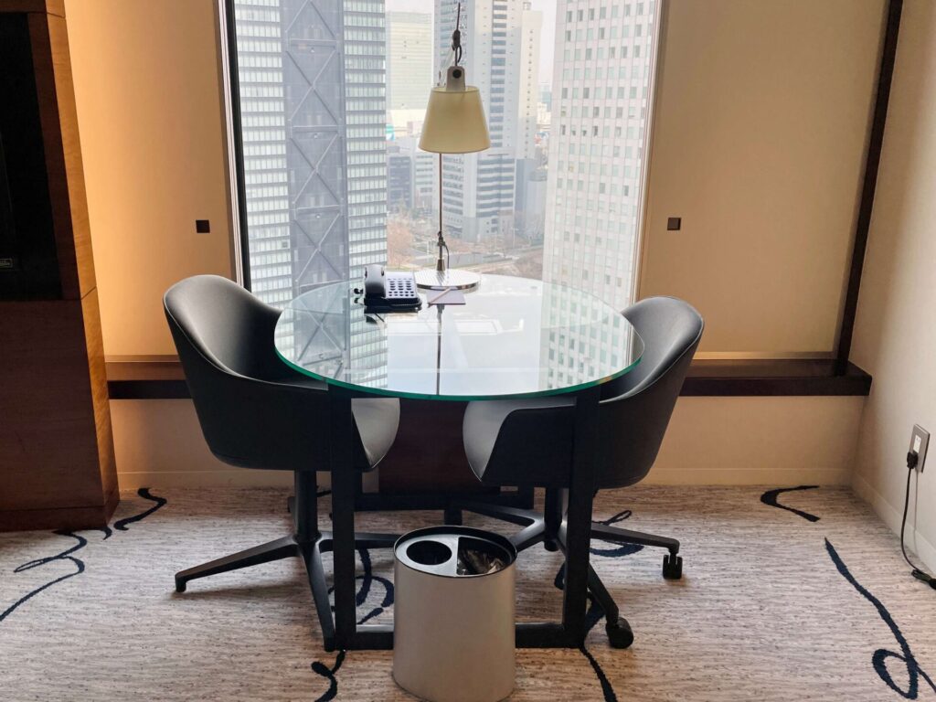 「ヒルトン東京」ジュニアスイート テーブル+チェア