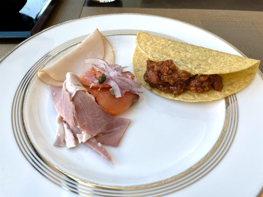 コンラッド東京 朝食ブッフェ タコスとハムなど