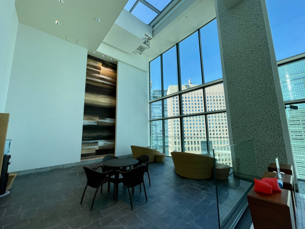 コンラッド東京 プールサイドの憩いスペース