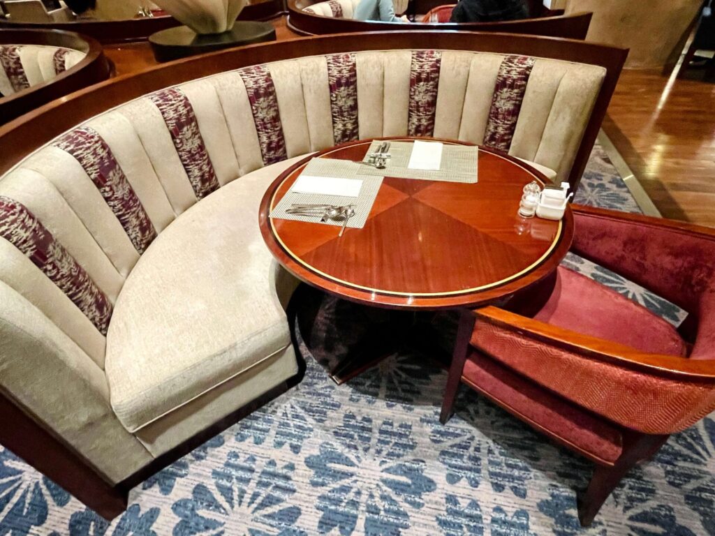 「ヒルトン東京」朝食ビュッフェ マーブルラウンジのソファー席