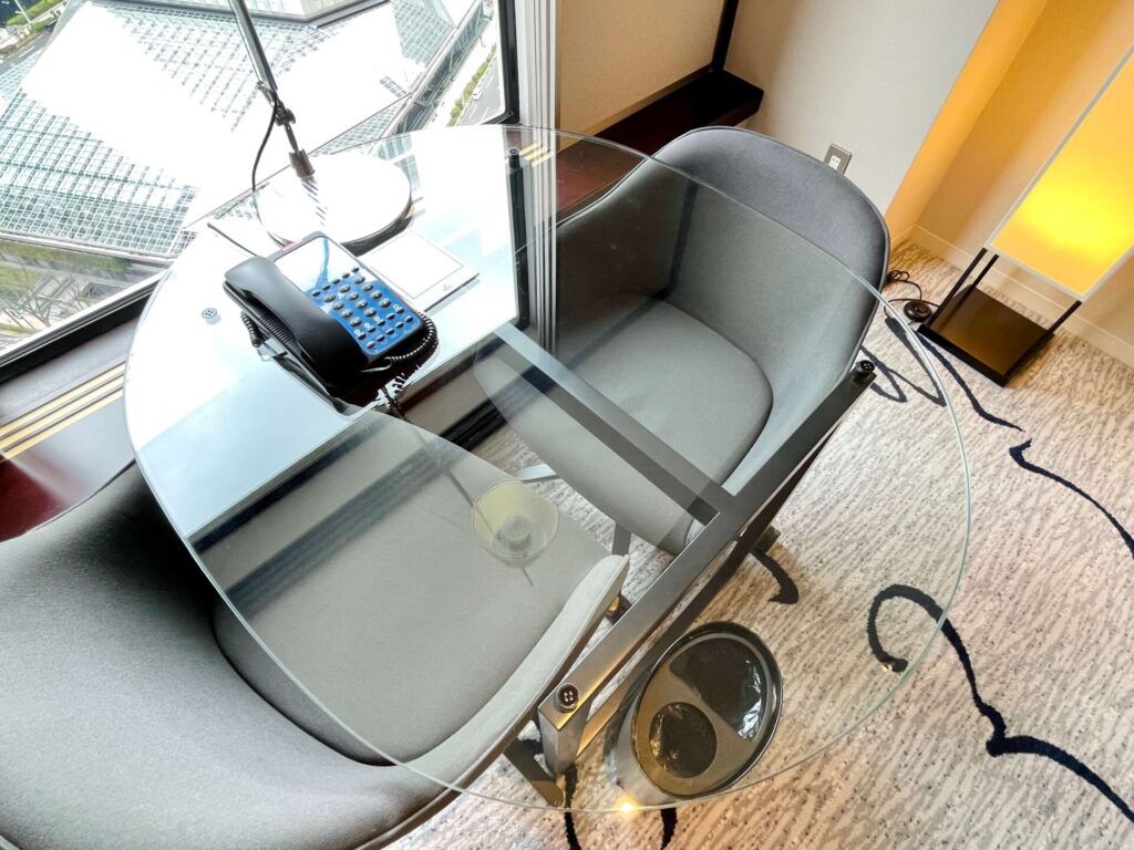 「ヒルトン東京」客室内のテーブル+チェア
