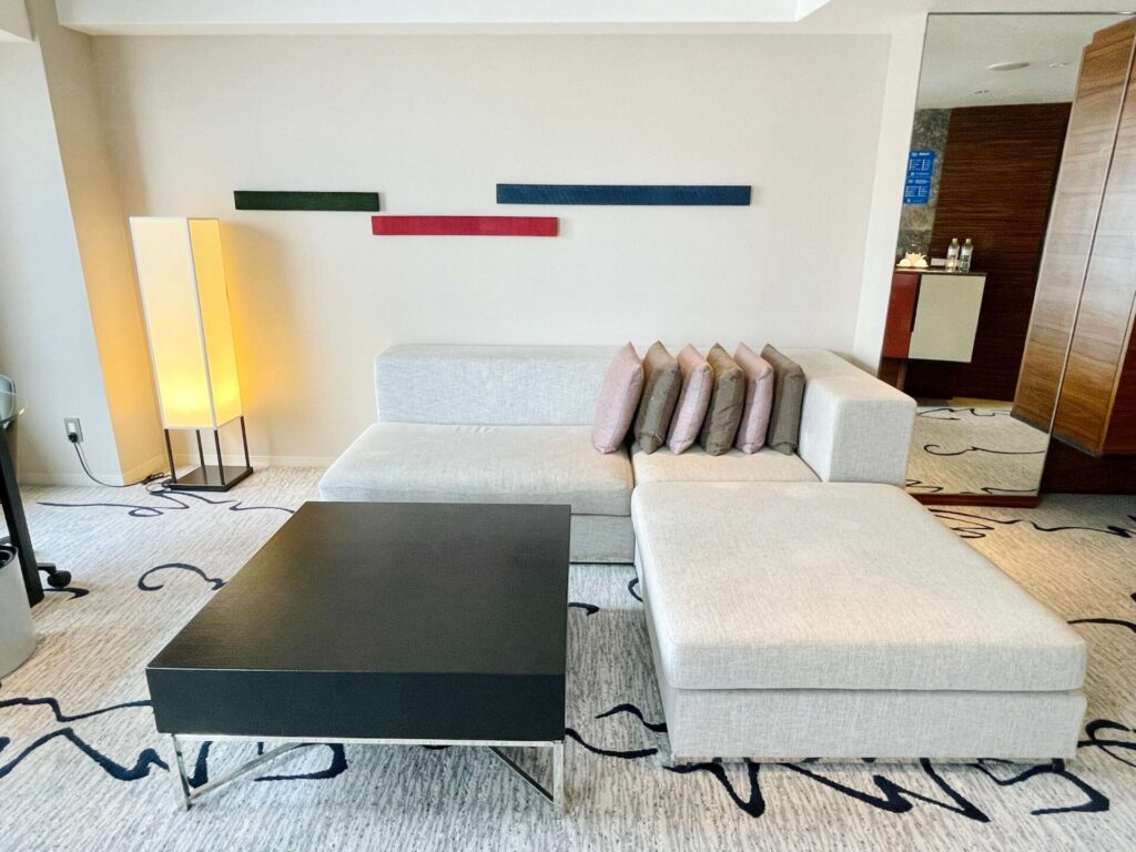 「ヒルトン東京」ジュニアスイート ローテーブル+ソファ