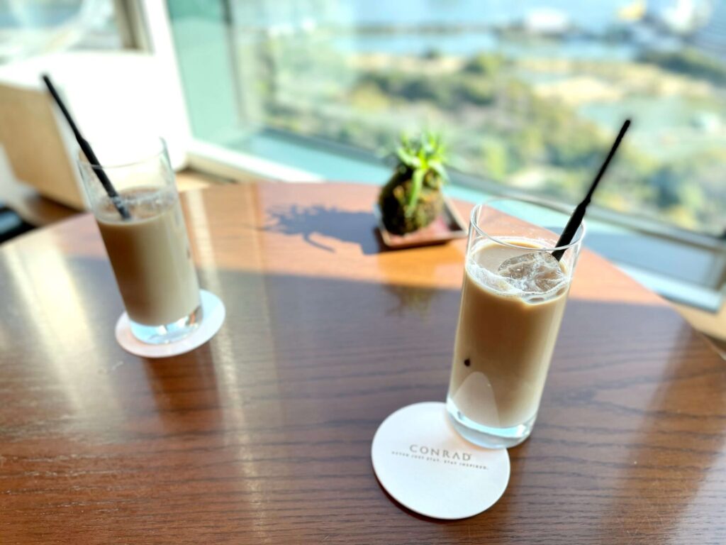 「コンラッド東京」エグゼクティブラウンジでのチェックインの様子