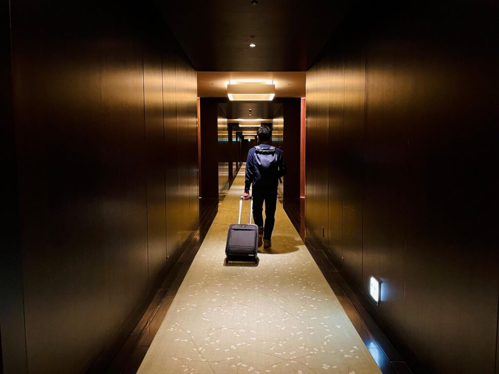 「コンラッド東京」客室への廊下