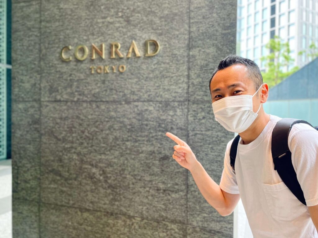 「コンラッド東京」エントランスにて記念撮影