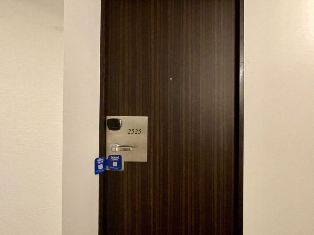ヒルトン東京 2525室の扉