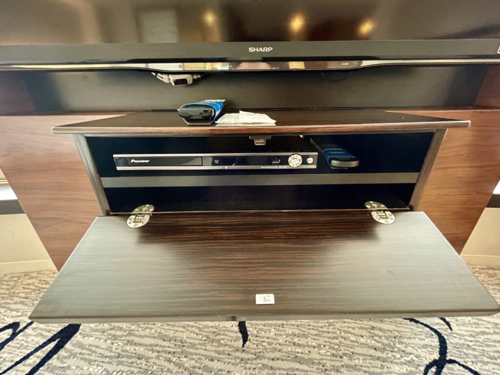 ヒルトン東京 ジュニアスイート DVDプレイヤー