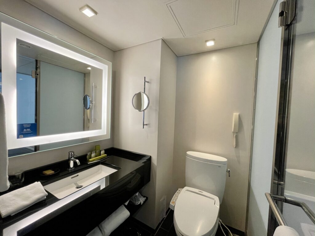 ヒルトン東京 ジュニアスイート 洗面台とトイレ