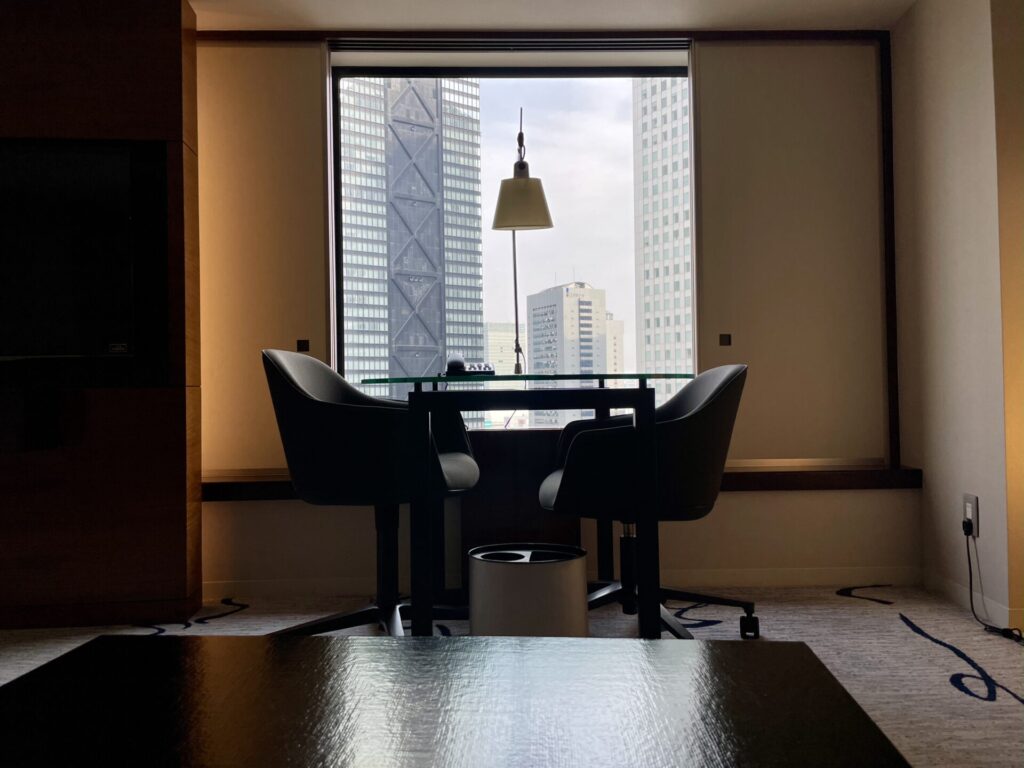 ヒルトン東京 ジュニアスイート デスクと眺望