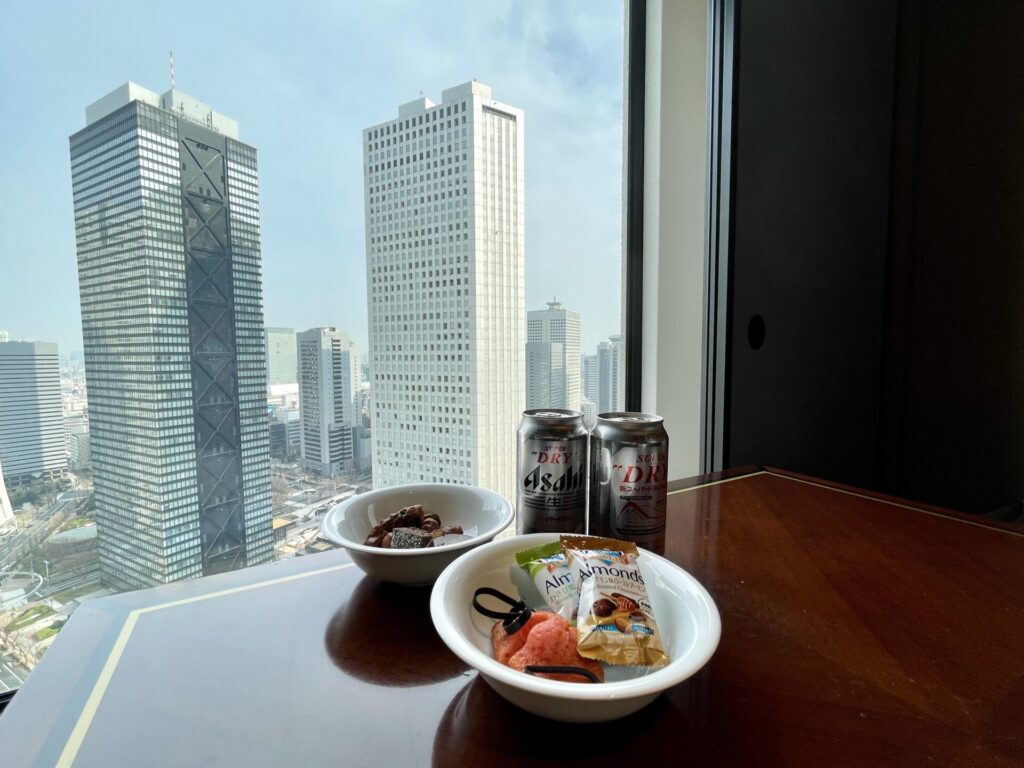 ヒルトン東京 エグゼクティブラウンジ オールデイスナック ビールで乾杯