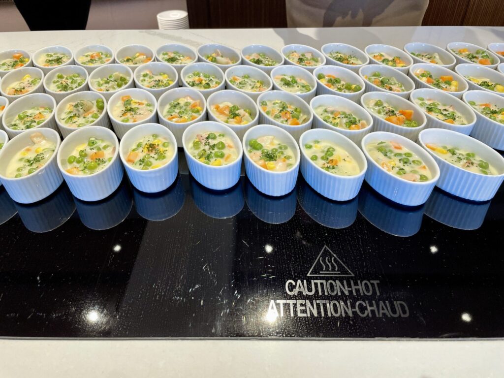 ヒルトン東京 エグゼクティブラウンジ カクテルタイム ベーコンと野菜のクリーム煮