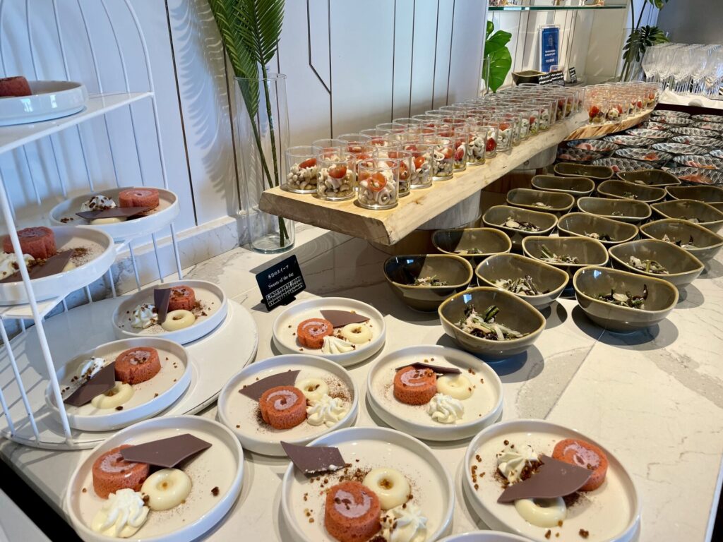 ヒルトン東京 エグゼクティブラウンジ カクテルタイム 小皿でサーブ