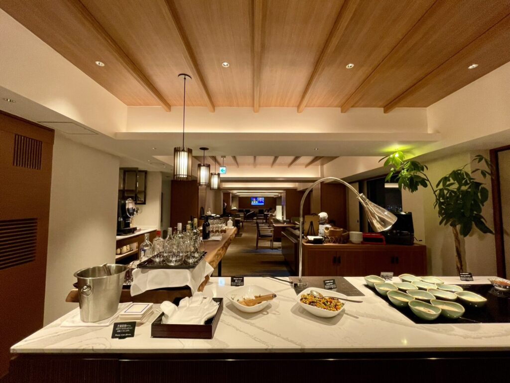 ヒルトン東京 エグゼクティブラウンジ リビングゾーン カクテルタイムの様子