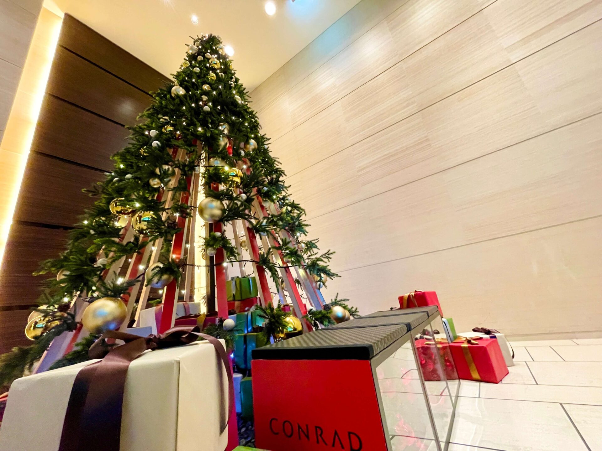 「コンラッド東京」エントランス クリスマスツリー