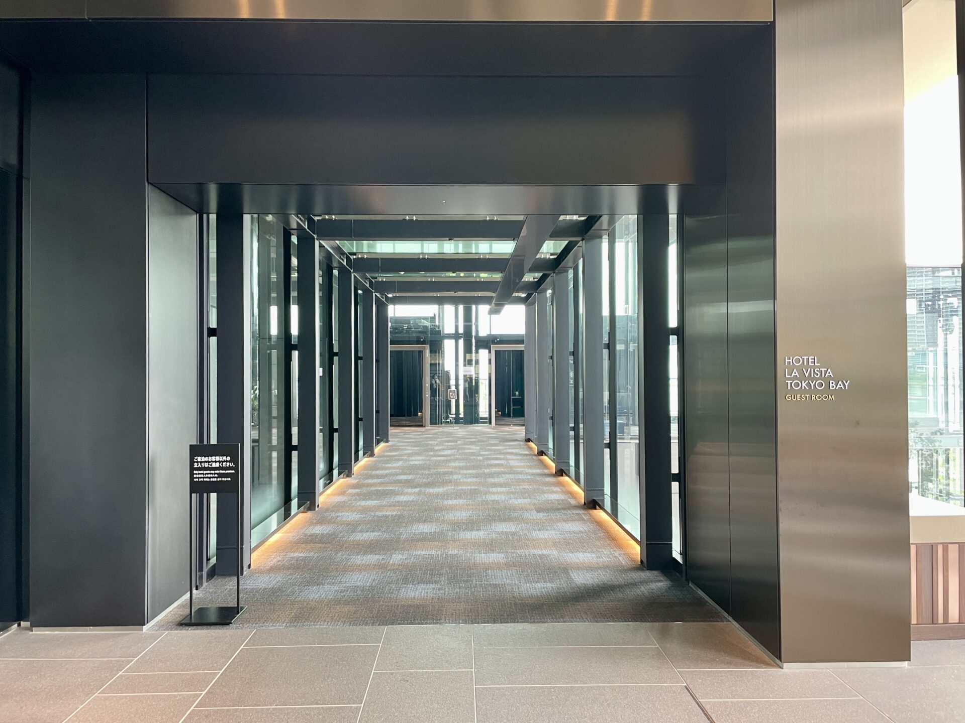 ラビスタ東京ベイ エレベーターへの中廊下