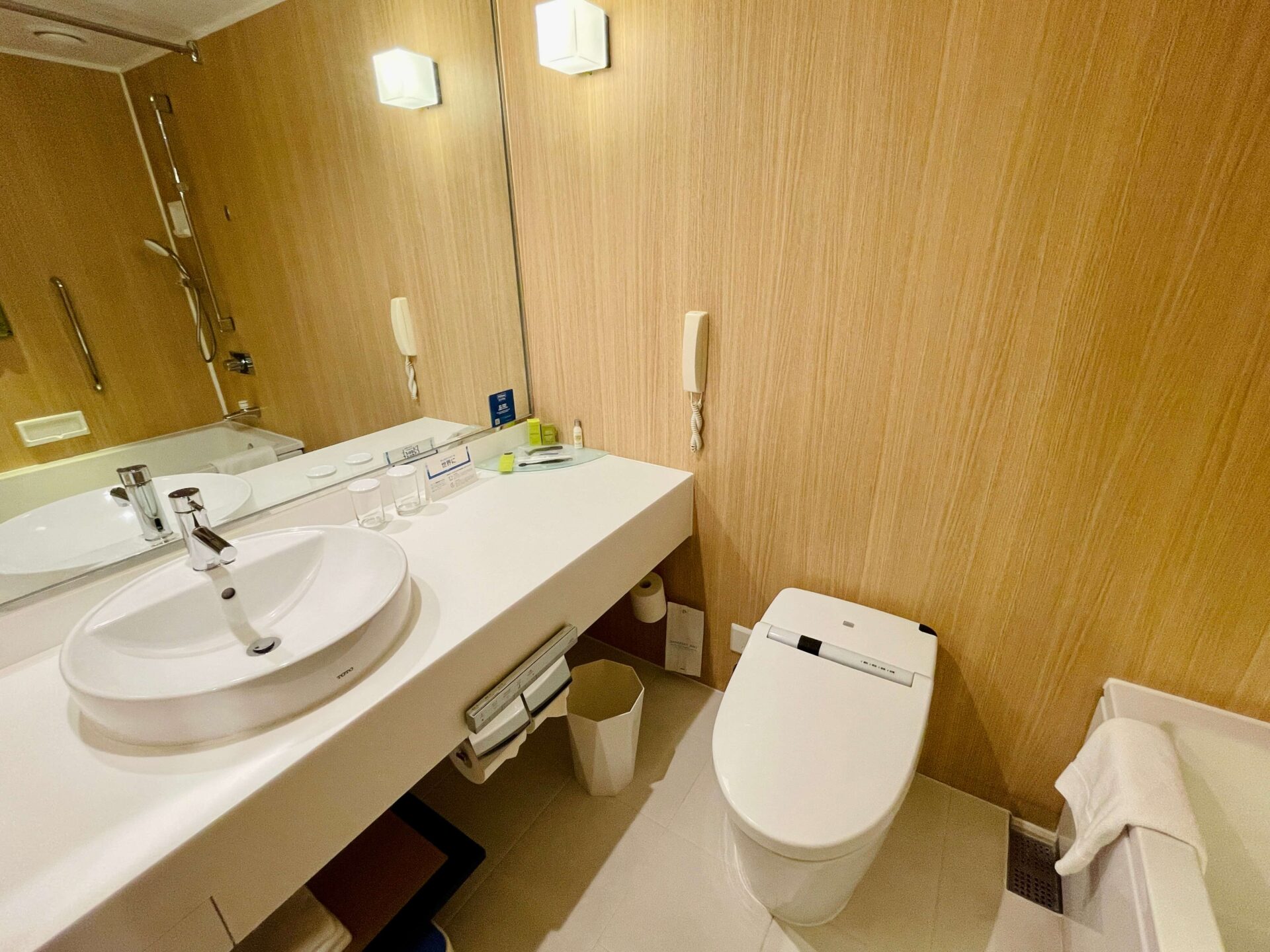 「ヒルトン東京ベイ」ヒルトンルーム ベイビューの洗面台+トイレ