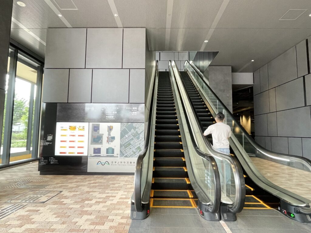 「ラビスタ東京ベイ」エントランスへ向かうエレベーターの様子