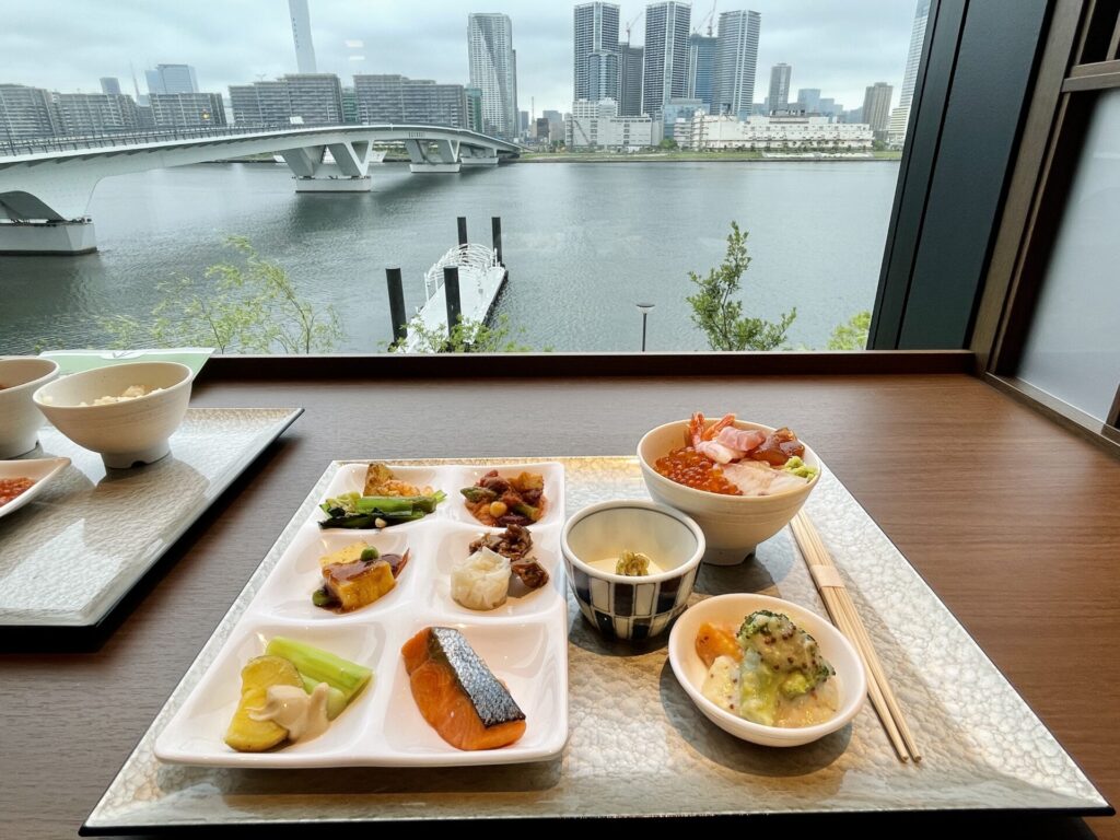 「ラビスタ東京ベイ」朝食ビュッフェ 窓側カウンター席の眺望