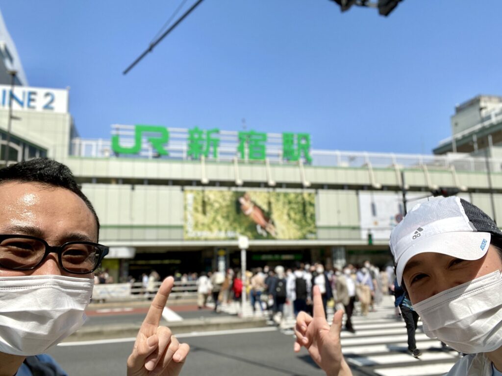 山手線一周　徒歩　新宿で記念撮影