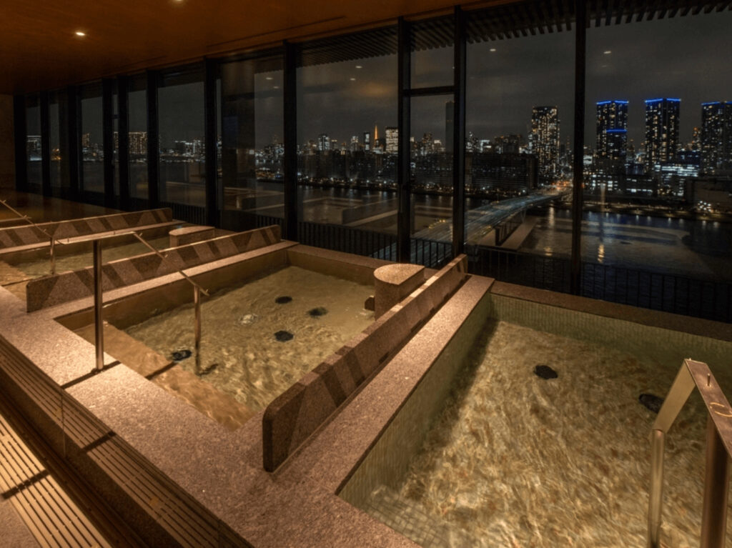 「ラビスタ東京ベイ」内湯からの夜景