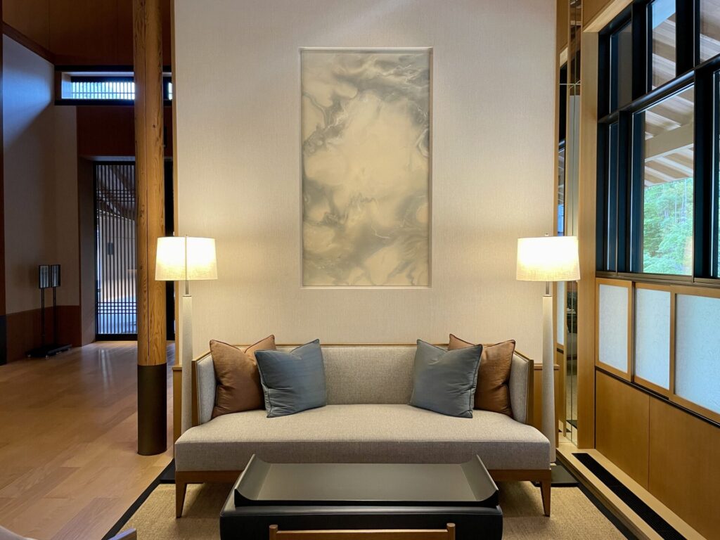 ロク京都 レセプションのソファ