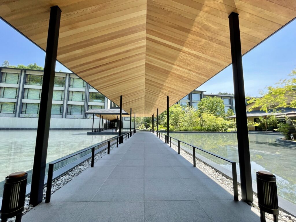 ロク京都 水盤と中通路