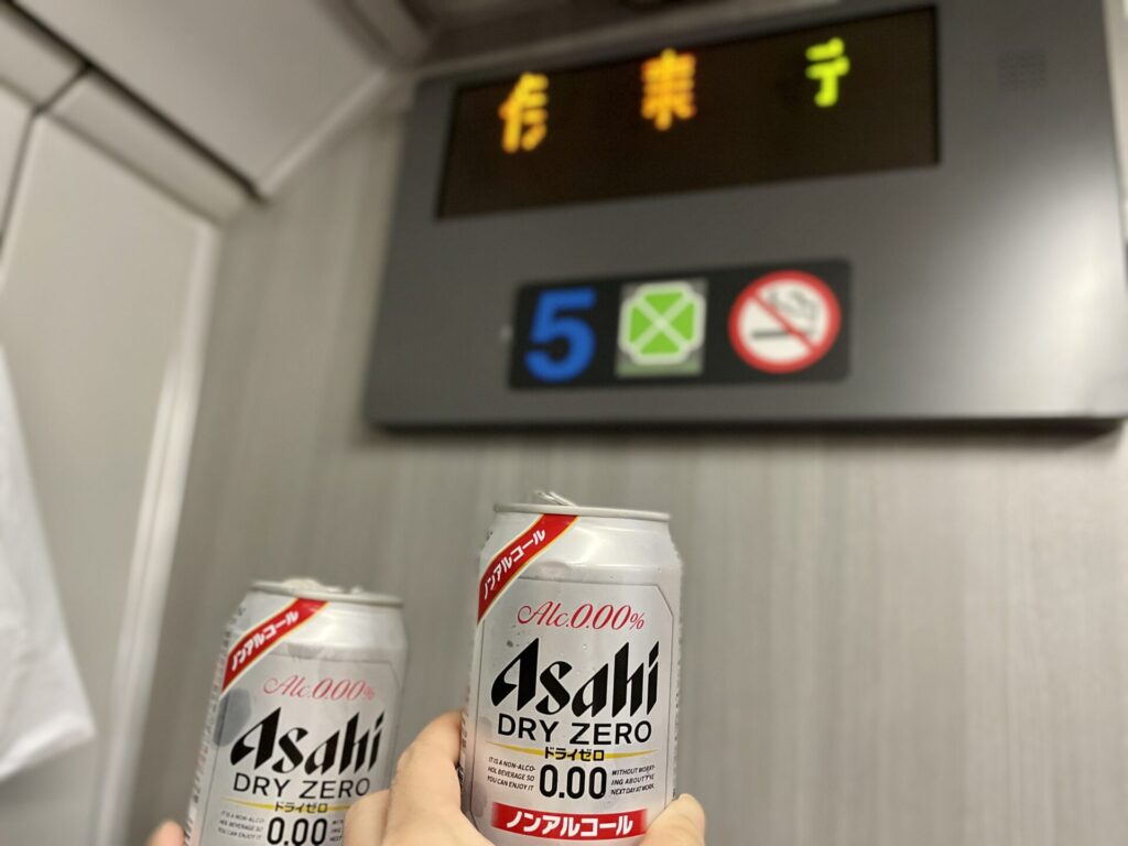 「東京エクストリームウォーク100」前日の様子 小田原に向かう車内で乾杯