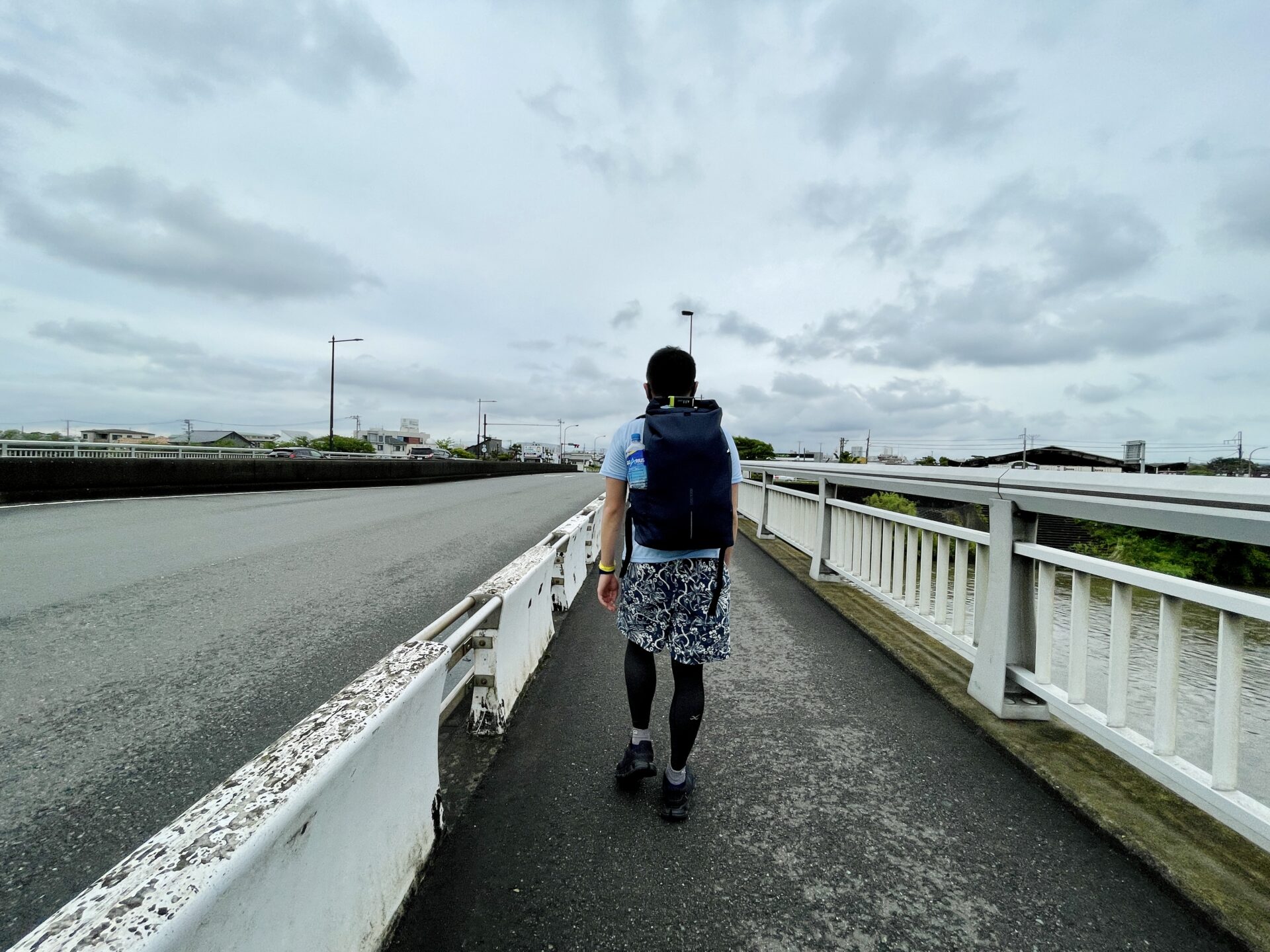 「東京エクストリームウォーク100」大磯の橋を渡る様子