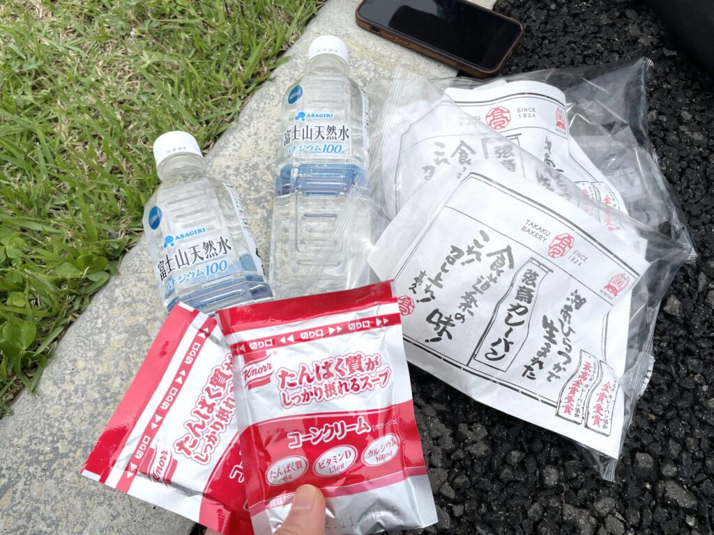 「東京エクストリームウォーク100」第1エイドステーションのエイド