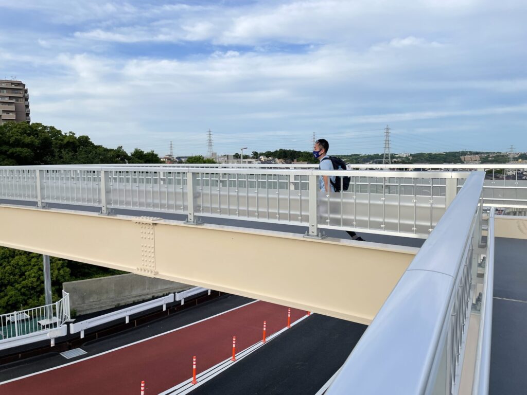 「東京エクストリームウォーク100」歩道橋をトコトコ