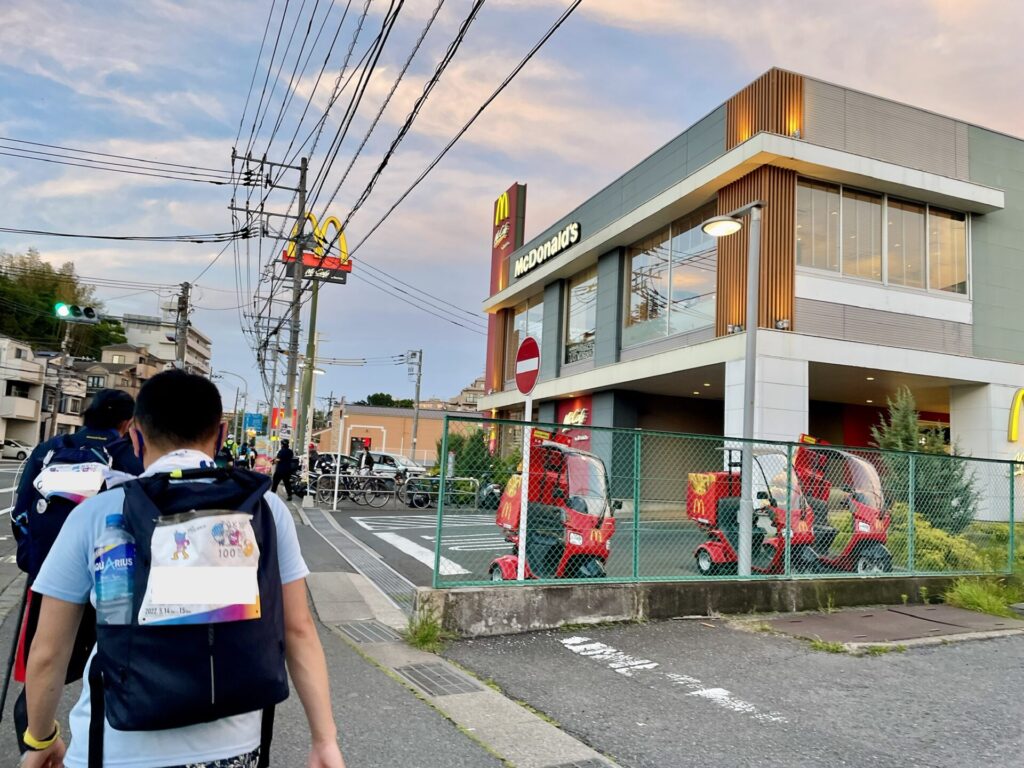 「東京エクストリームウォーク100」夕暮れ時のマクドナルド