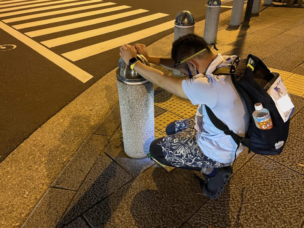 「東京エクストリームウォーク100」信号待ちでストレッチ