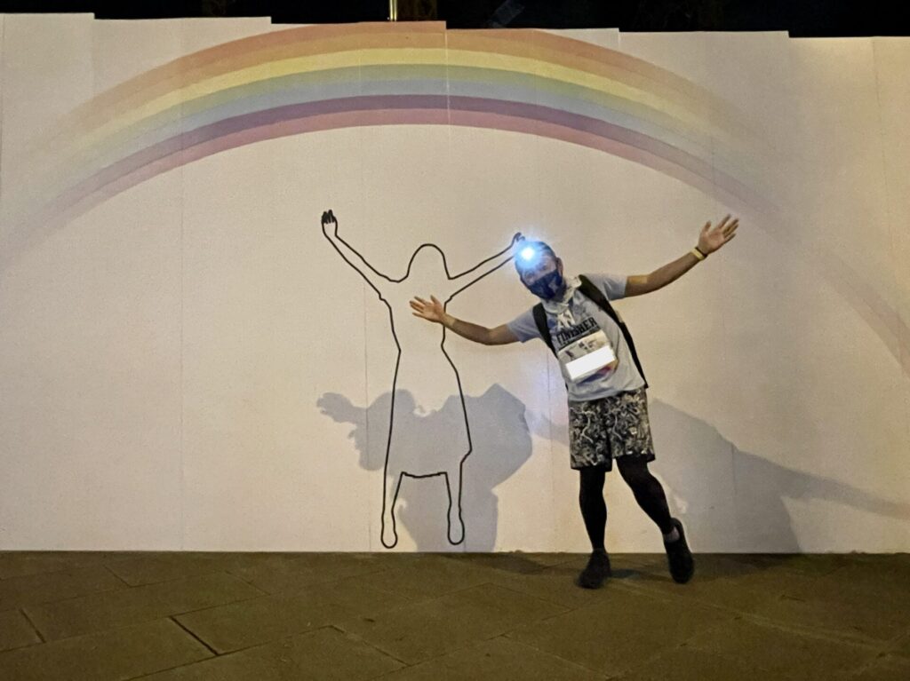 「東京エクストリームウォーク100」工事中の場所でハイポーズ