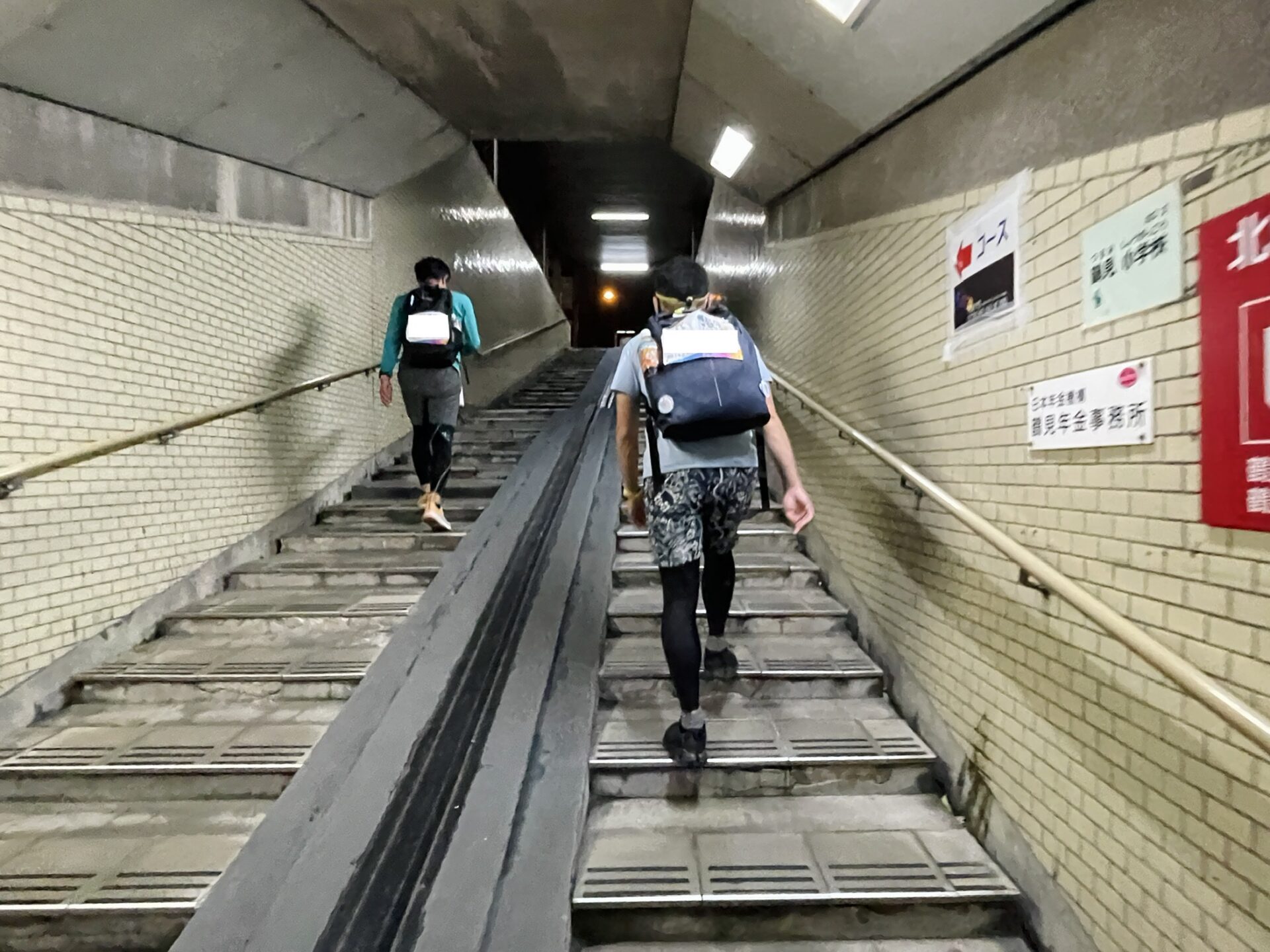 「東京エクストリームウォーク100」鶴見の地下道をトコトコ