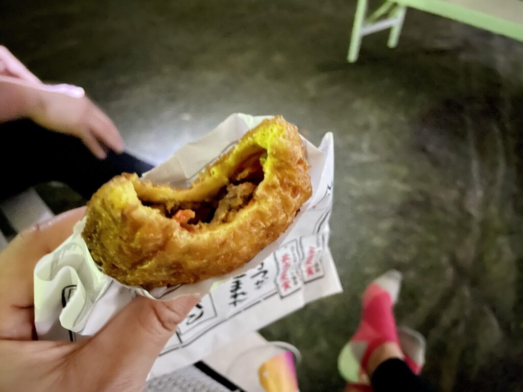 「東京エクストリームウォーク100」第3エイドステーションのカレーパン