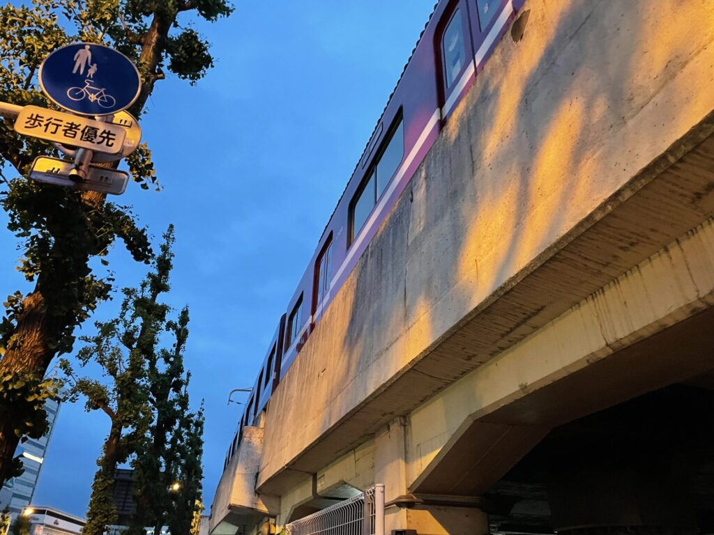 「東京エクストリームウォーク100」品川駅周辺 始発前の京急線