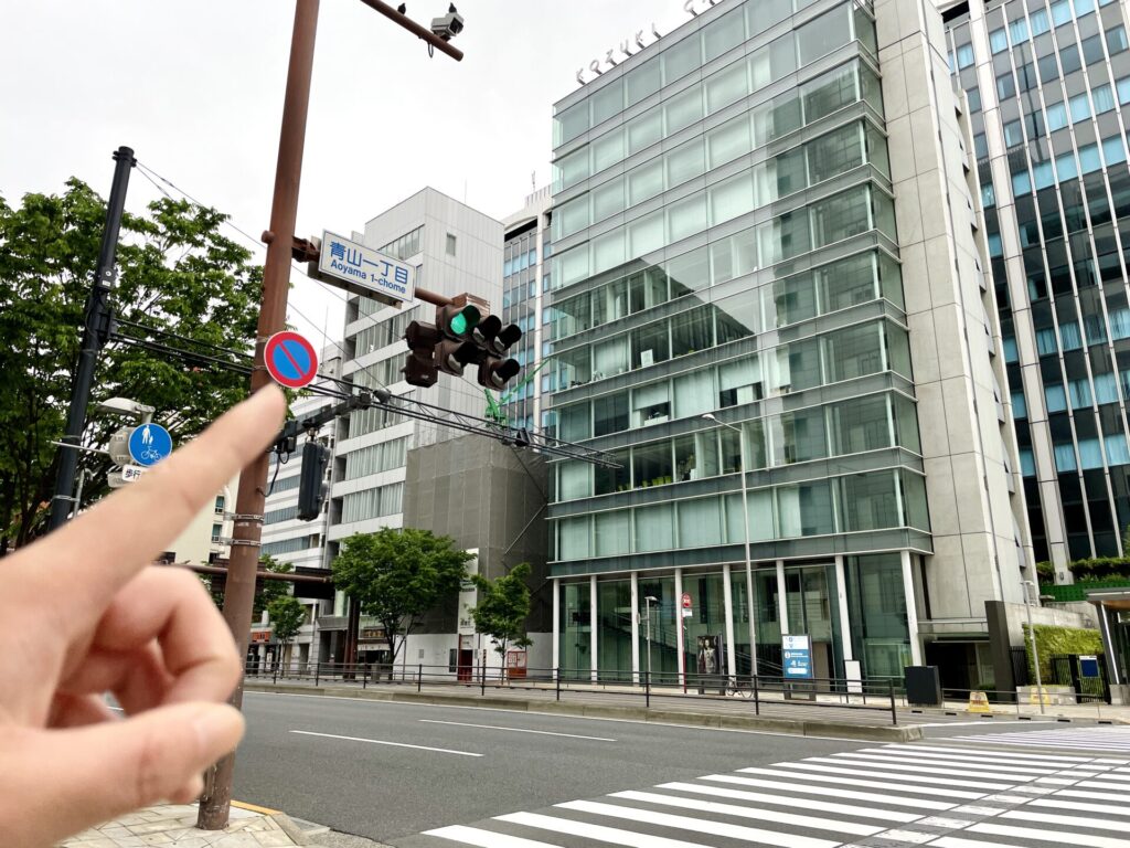 「東京エクストリームウォーク100」青山一丁目の交差点を通過