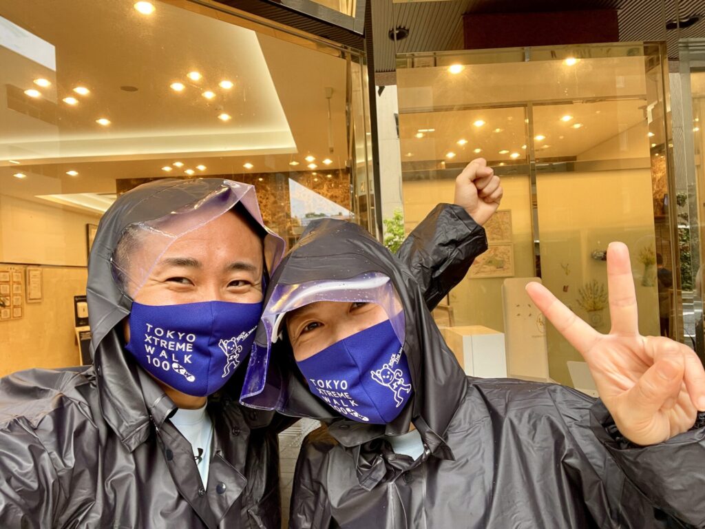 東京エクストリームウォーク100 ホテル前で記念撮影
