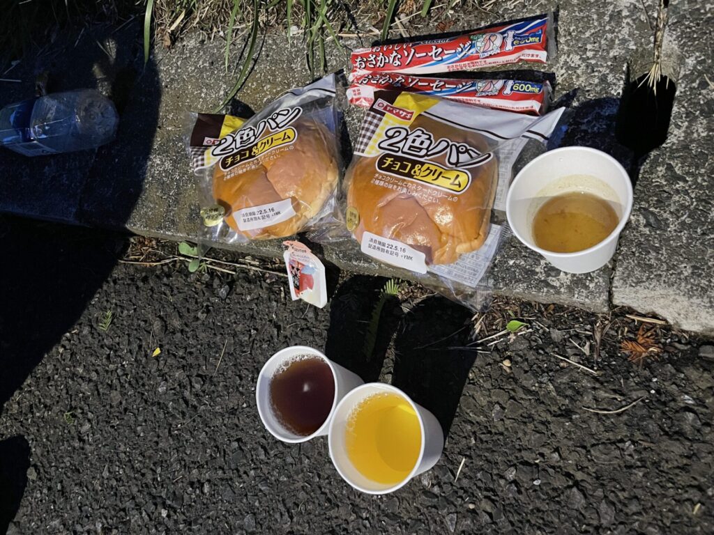 東京エクストリームウォーク100 第2チェックポイント 2色パンを食べる