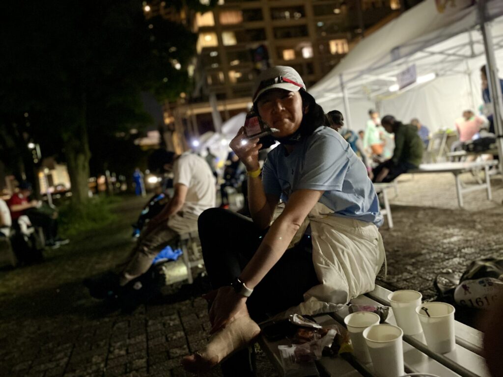 東京エクストリームウォーク100 第2エイド ポートサイド公園 おにぎりを食べる